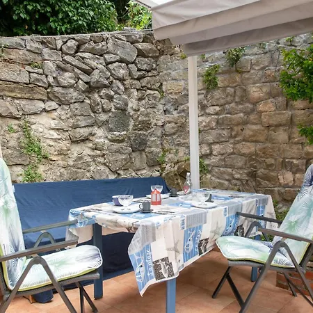 2 Bedroom Gorgeous In Feriehus Labin (Istria)